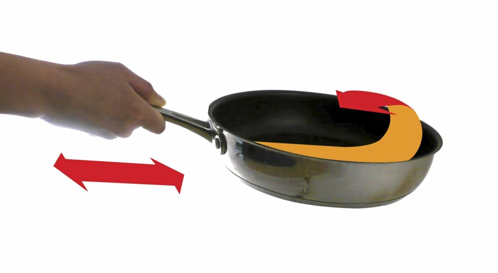 BØLGE: Skyv pannen fra deg med en brå stopp. Da treffer maten vegen på pannen, følger krummingen og faller tilbake i pannen.