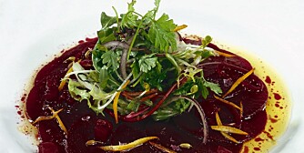 GOD HØST: Rødbetecarpaccio med salat og vinaigrette. Foto: Christian Brun