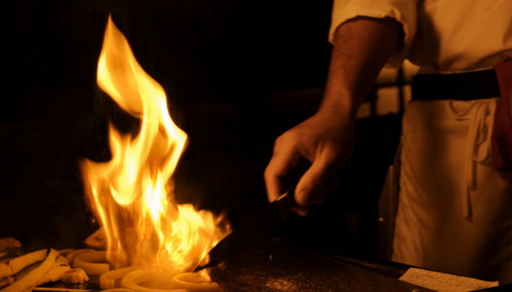FLAMBERING: En kokk som leker med ilden er et imponerende skue. Flambering gjør at alkoholen fordamper, mens litt av smaken fra brennevinet krydrer maten.