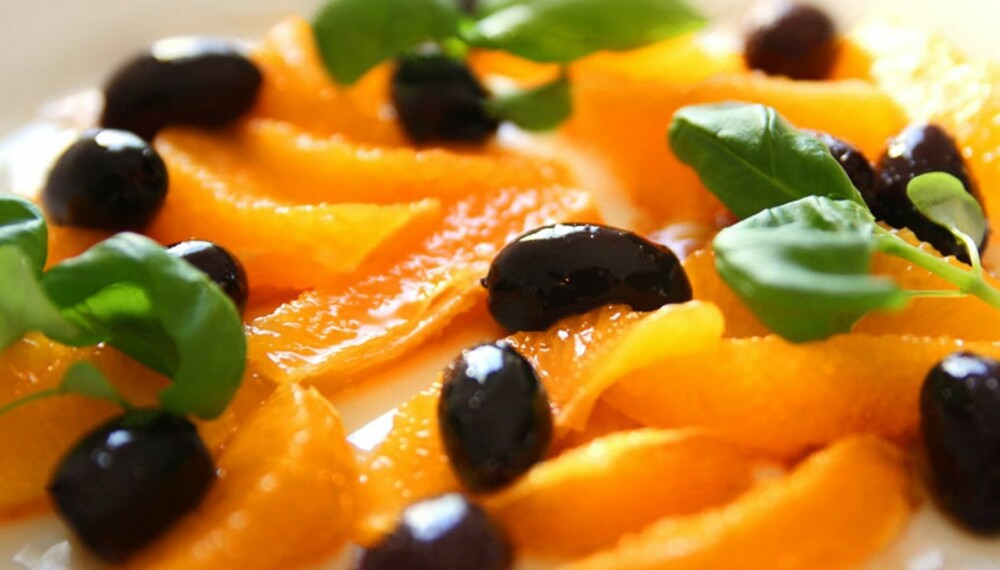 OPPSKRIFT PÅ PÅSKESALAT: Salat med appelsin og basilikum.