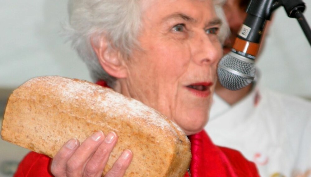OVERRAKTE PRISEN: - Eg elsker brød! Klar tale fra Ingrid Espelid Hovig da hun overrakte prisen "Årets brød". OVERRAKTE PRISEN: - Eg elsker brød! Klar tale fra Ingrid Espelid Hovig da hun overrakte prisen "Årets brød".