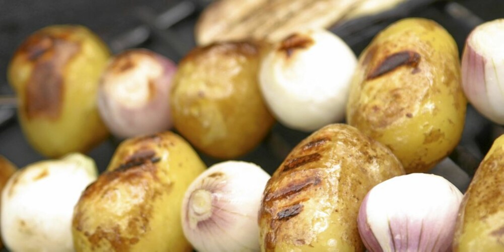 POTETER OG LØK: Både poteter og løk er smakfullt på grillen. Et tips er å koke de litt før du legger dem på.