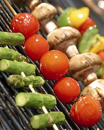 TIL GRILLING: Grillspyd med asparges, tomater og champignon er godt tilbehør til grillmaten.