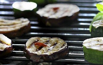 GRØNT PÅ GRILLEN: Squash og aubergine er blant de enkelste grønnsakene å legge på grillen.