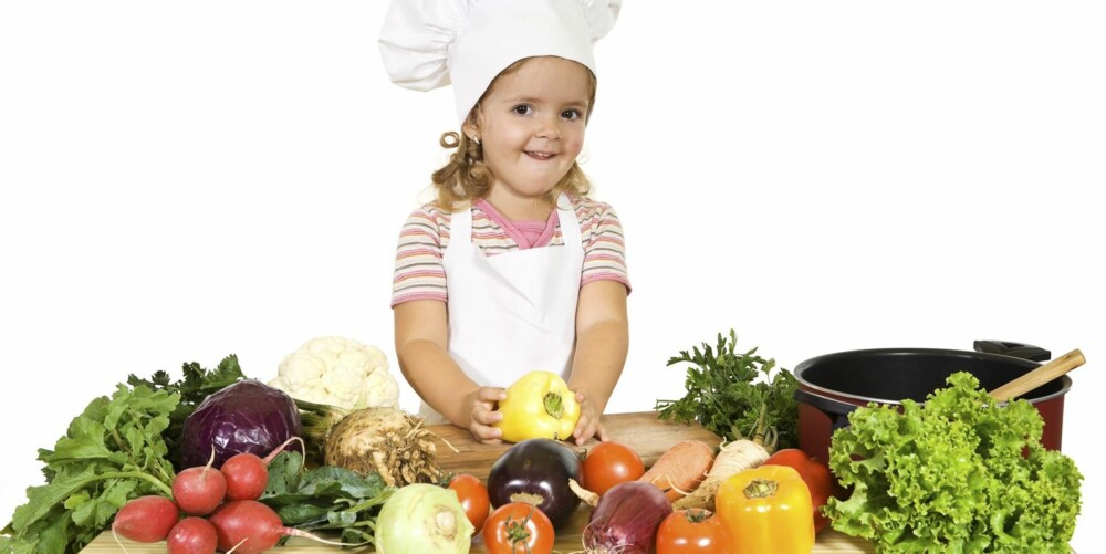 LITTLE CHEF: Er du så heldig at barnet ditt liker grønnsaker, kan du bare slappe av. Rotgrønnsaker og løk gjør nemlig barnet mer motstandsdyktig mot sykdom.