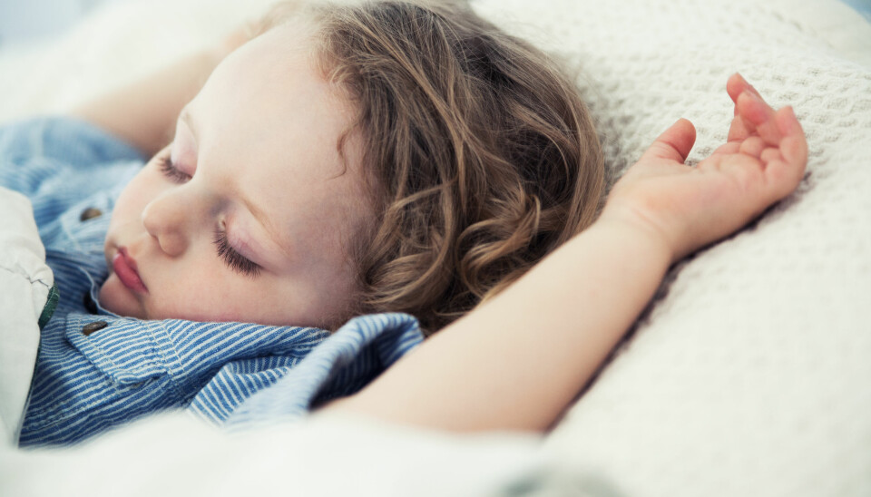 NATTESVETTE HOS BARN: Det at barn svetter om natten kan ha ulike årsaker. Mareritt og voldsomme drømmer, for varmt sovemiljø og for mye påkledning er vanlige årsaker.
