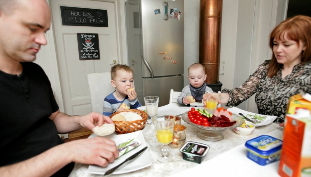 ET ROLIG MÅLTID: Det var ikke vanlig før Leo begynte på diett. Pappa Tore, Leo, lillebror Liam og mamma Renate koser seg ved frokostbordet. Foto: Anne Elisabeth Næss.