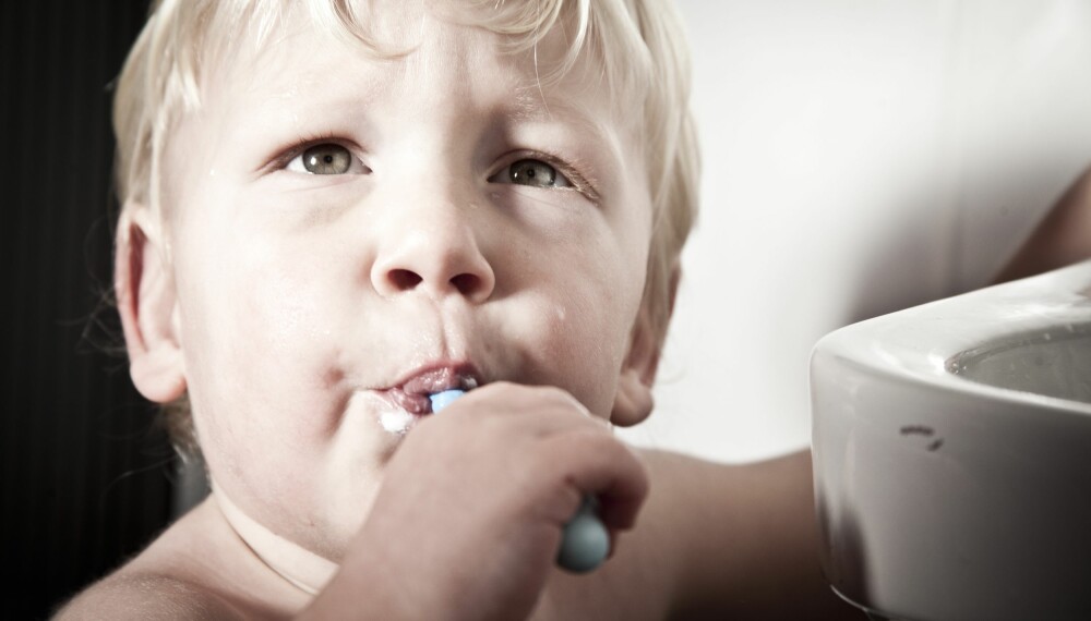 SYNDERNE: Dårlig munnhygiene, tungebelegg og hull i tennene er også vanlige årsaker til dårlig ånde - også hos barn. Foto: Gettyimages.