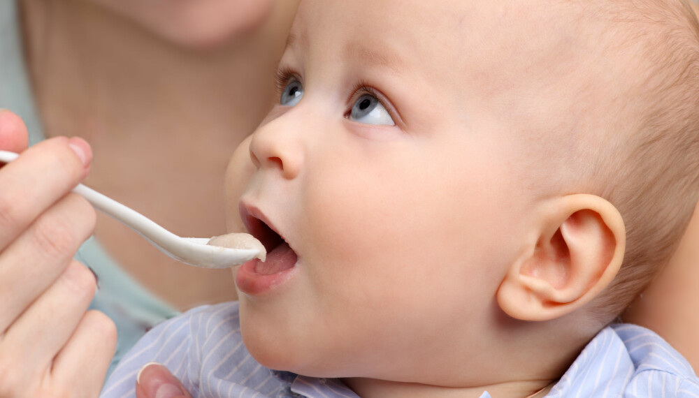 HJEMMELAGET BABYGRØT: Mange foreldre velger å gi barnegrøt til babyen som den første faste føden. Her får du to oppskrifter på babygrøt. 