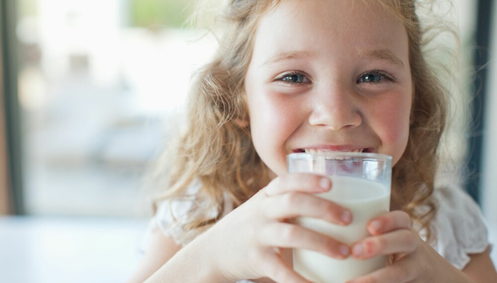 BARN OG MELK: Lurer du på hvor mye melk barnet ditt egentlig bør drikke? Flere av ekspertene mener at melkens funksjon er overdrevet. Foto: Gettyimages.com.