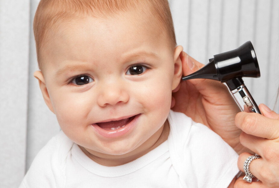 ØREVERK HOS BARN: Nest etter forkjølelse, er ørebetennelse den vanligste infeksjonssykdommen hos babyer og barn. Dette er de vanligste symptomene på ørebetennelse hos barn. 