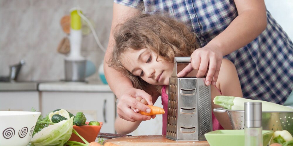 LA BARNA DELTA: Barn som deltar i matlagingen blir ofte mer positive til å prøve nye matvarer.
