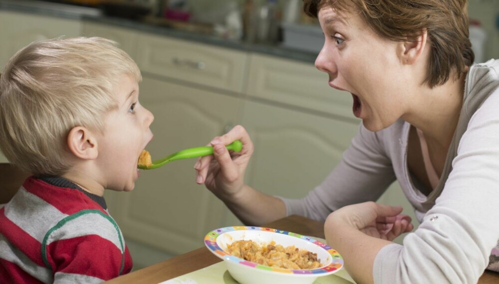 LÆR Å BLI METT: For at barnet skal lære seg å kjenne på metthetsfølelsen, er det viktig at han får regulere mengden han spiser selv.