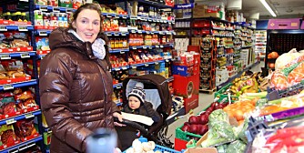 PENGER Å SPARE: - Jeg kan nok spare 2000-3000 i året, sier Oddny Brustad (29), her med sønnen Torgrim (1), om prisforskjellene på frukt og grønnsaker. Hun kan spare mye mer enn det.