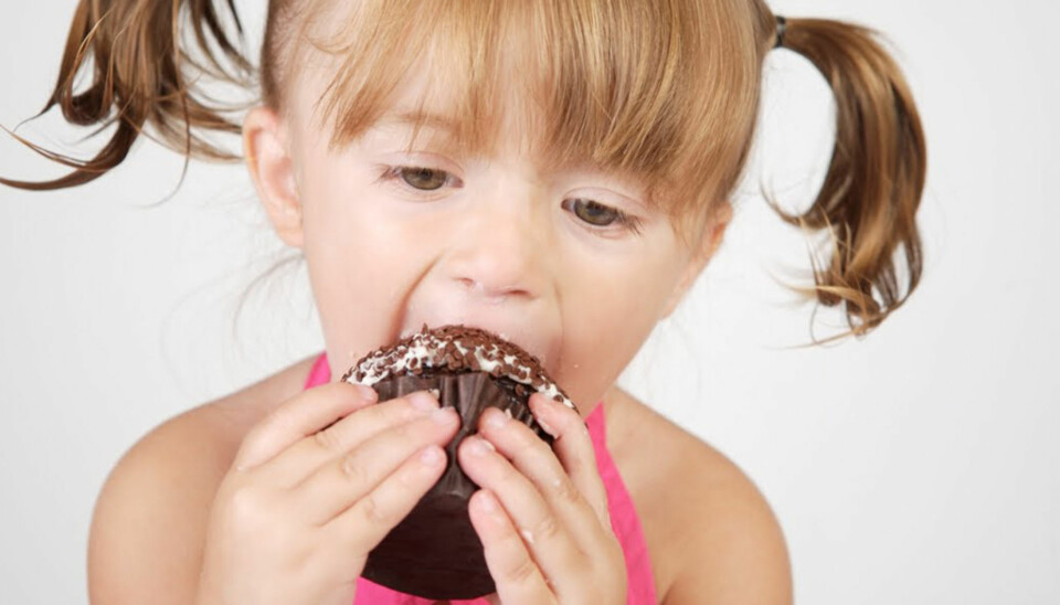 SØT BELØNNING: Lover du barna søtsaker om de spiser middagen først? Da burde du tenke deg om.