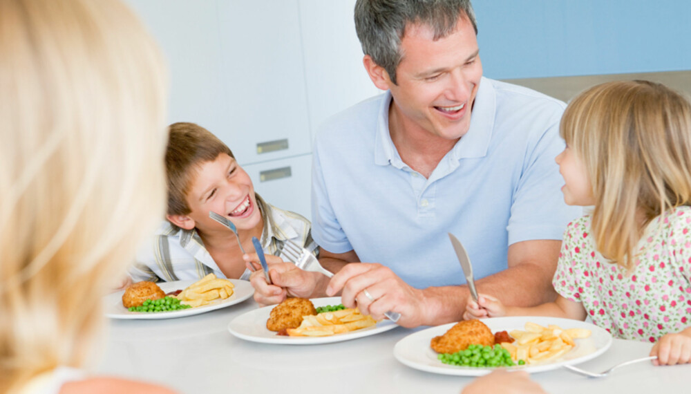SAMME MIDDAG: Ikke fall for fristelsen til å diske opp med en egen middag til de små håpefulle.