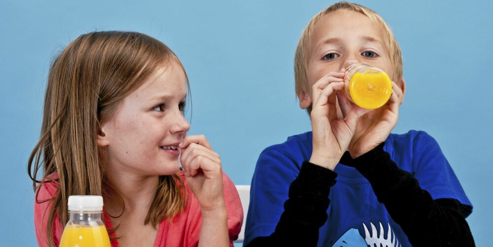 GOD JUICE: Appelsinjuicen falt i smak hos barna, selv om ernæringsfysiologen er skeptisk til porsjonsflasker med stor åpning.