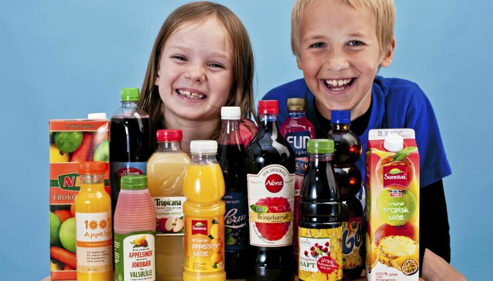 DRIKKETEST: Agnes Broli-Skjærvik (8) og Henrik Fjeld (9) fant sine saft- og juicefavoritter.