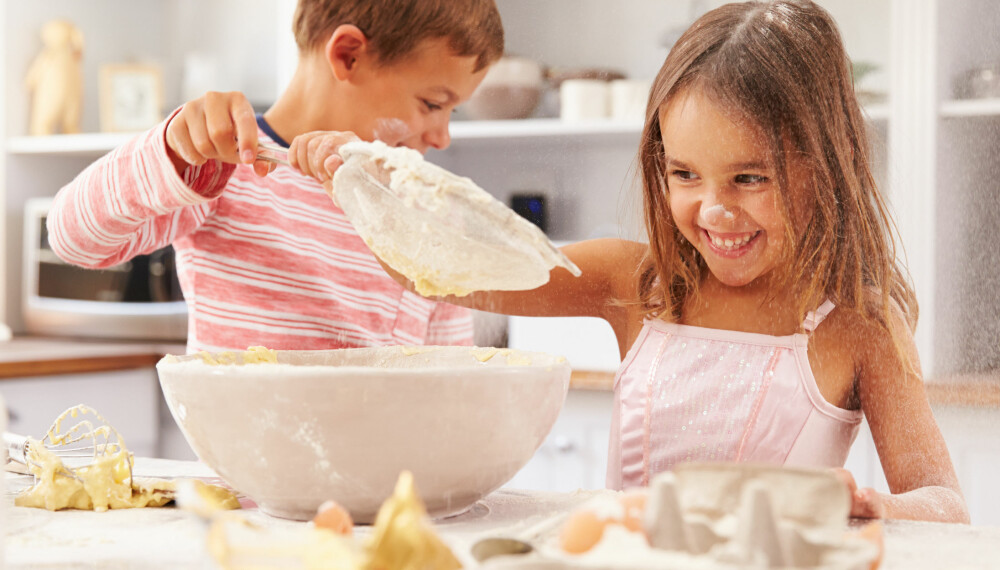 SMÅ KOKKER: La barna brilliere på kjøkkenet en gang i blant; ifølge ekspertene er det sunt for dem å lage mat.