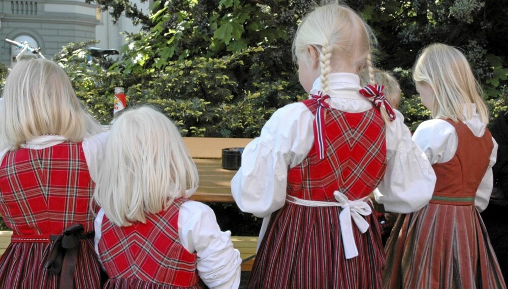 FESTDRAKT TIL BARN: Rondastakk er en populær bunad til barn. Men det koster fort rundt to tusen kroner. FOTO: Julie Gjørven.