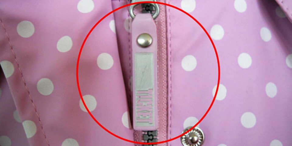 TEST AV REGNTØY: Det er denne plasthempen på glidelåsen som inneholder store mengder hormonforstyrrende ftalater og kadmuim.