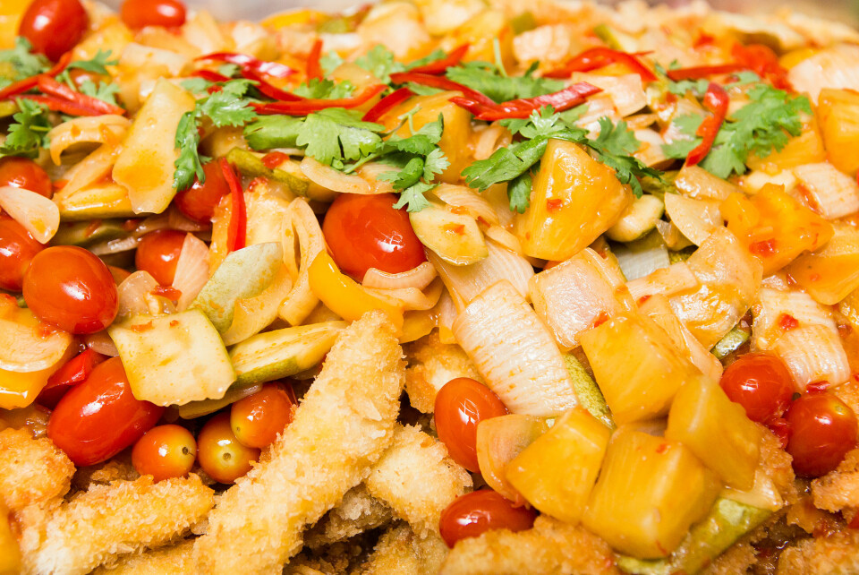 FISKEBOLLER: Fiskebollene blir mer asiatiske om du lager sursøt saus.