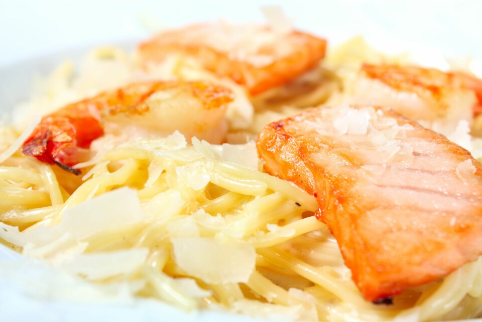 LAKS MED PASTA: Ungene kommer til å elske fisk når den spises på denne måten.