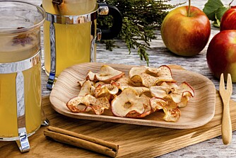 EPLEDRIKK: Varm epledrikk kokt med godt krydder. En enklere versjon er å koke opp ferdig eplemost med samme type krydder som brukes i denne oppskriften. Foto: Svein Brimi.
