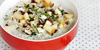 UKOKT HAVREGRØT: Dette er en frisk og syrlig havregrøt som ikke skal kokes. Grynene skal kun ligge i bløt. Grøten er også super for melkeallergikere - dere sløyfer da melkeyoghurt. Foto: Geir Dokken. UKOKT HAVREGRØT: Dette er en frisk og syrlig havregrøt som ikke skal kokes. Grynene skal kun ligge i bløt. Grøten er også super for melkeallergikere - dere sløyfer da melkeyoghurt. Foto: Geir Dokken.