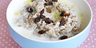 BYGGRYNSGRØT: Hele gryn inneholder mer mineraler, vitaminer og fiber. De er ofte lite bearbeidet og gjør godt for magen. Foto: Geir Dokken. BYGGRYNSGRØT: Hele gryn inneholder mer mineraler, vitaminer og fiber. De er ofte lite bearbeidet og gjør godt for magen. Foto: Geir Dokken.