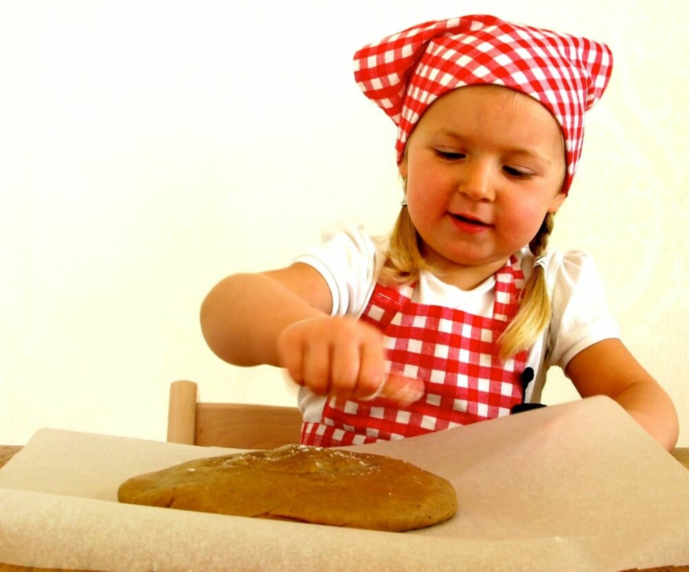 PEPPERKAKEDEIG: Nora bruker deig fra Ikea til å lage sitt pepperkakehus.