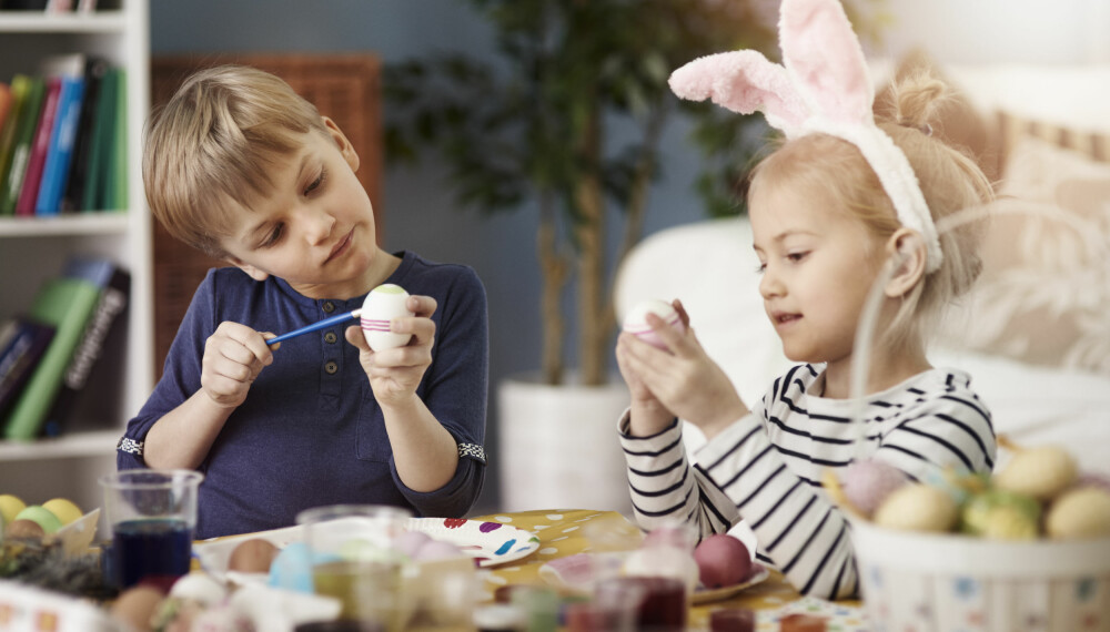 SUNT PÅSKEEGG: Trenger du tips til sunne godterier du kan putte i barnas påskeegg? Påskehyggen forblir den samme, til tross for lavere sukkerinntak. Foto: Gettyimages.com