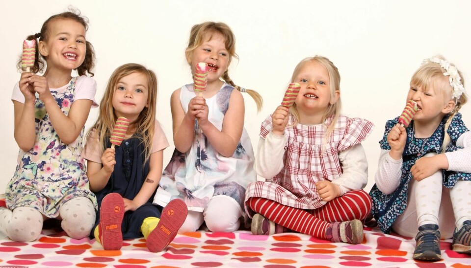 ISTID: Nora, Lykke, Anne Sofie, Juni og Anna digger is, og takket være istesten vår fikk de spise mange forskjellige.