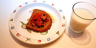 ANBEFALES STERKT: Grovbrød med makrell i tomat og ekstra lettmelk.