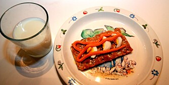 ANBEFALES: Havreknekkebrød med egg, kaviar og et glass skummet melk.