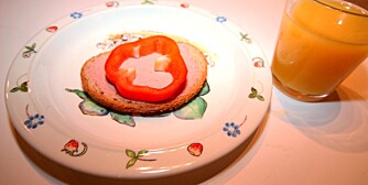 KAN FORBEDRES: Kneipbrød med leverpostei, paprikaskive og et glass appelsinjuice.