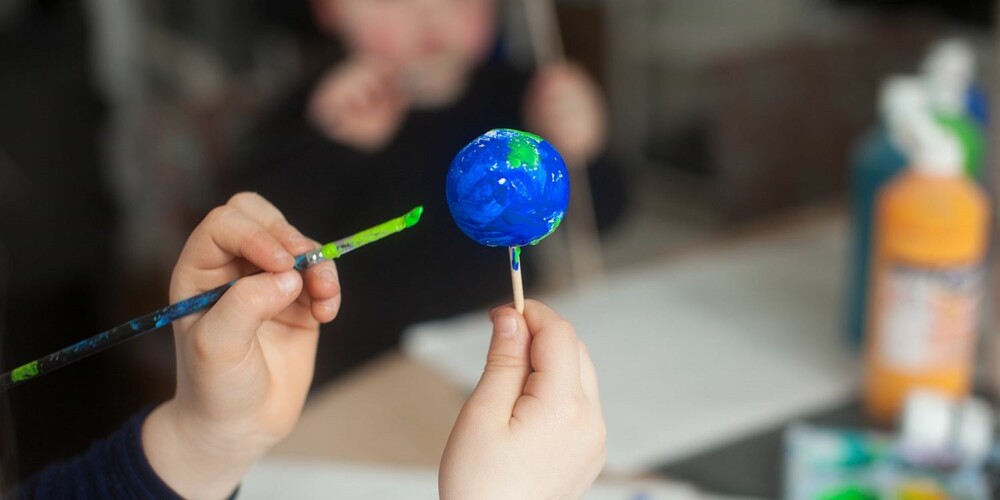 VERDENSROMMET FOR BARN: En modell av solsystemet for barnehagebarn kan fint males på en kule.