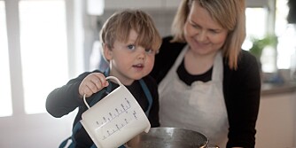 RIKTIG MENGDE: La barna måle opp en ingrediens i en egen bolle, og deretter helle det over i bakebollen. På den måten er det lett å rette opp eventuelle feilberegninger. Foto: Per Olav Sølvberg.