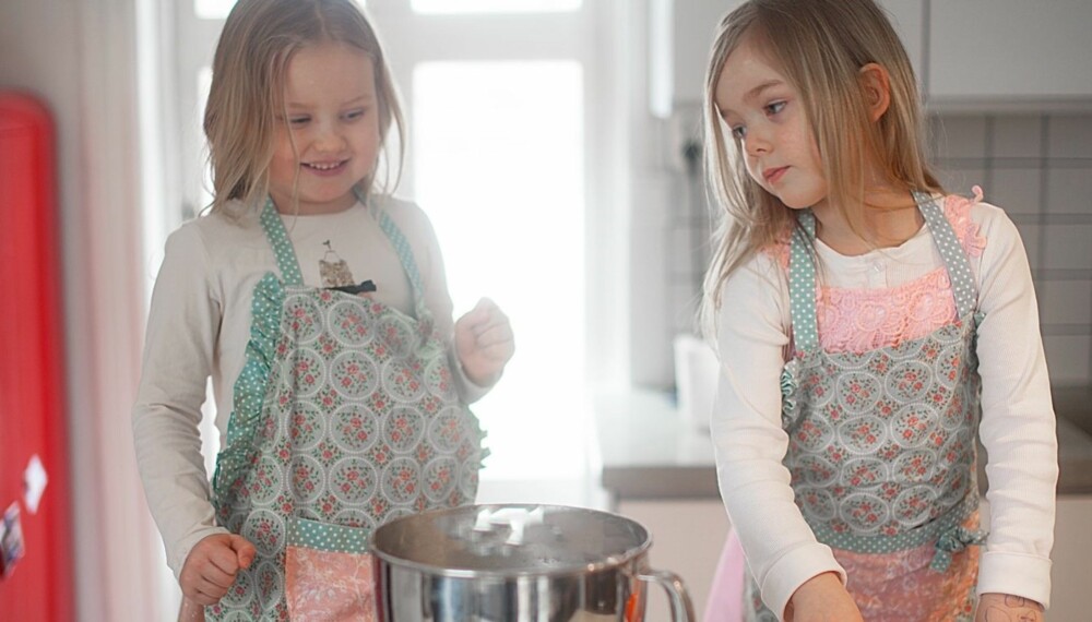 SMÅ KOKKER: Lær barna å bli selvstendige på kjøkkenet, så kan de lage kanelbollene selv mens du tar deg en hvil på sofaen neste gang. Foto: Per Olav Sølvberg.