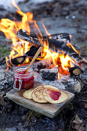 PANNEKAKER: Mmm, grove pannekaker stekt på bålet!