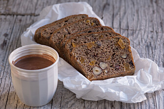 ENERGIKAKE: Med banan, sjokolade, nøtter og aprikos, blir dette en nydelig og sunn kake til å ta med seg på tur. ENERGIKAKE: Med banan, sjokolade, nøtter og aprikos, blir dette en nydelig og sunn kake til å ta med seg på tur.