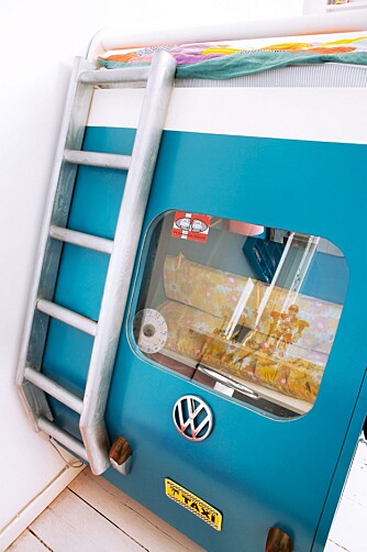 FØRERSETE: Frontruta i pleksiglass er limt fast mellom bussens skrog og en tynn, bøyelig MDF-plate. Volkswagen-logoen fant de hos en skraphandler. FOTO: Anitta Behrendt/Linnea Press. FØRERSETE: Frontruta i pleksiglass er limt fast mellom bussens skrog og en tynn, bøyelig MDF-plate. Volkswagen-logoen fant de hos en skraphandler. FOTO: Anitta Behrendt/Linnea Press.