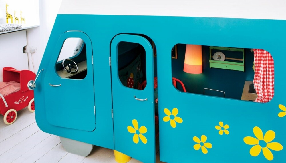 BYGGE EGEN BARNESENG: I denne sengen som ser ut som en buss blir det moro å sove. Her kan et barn sove på toppen og et barn i den huleaktige innebygde sengen. FOTO: Anitta Behrendt/Linnea Press. BYGGE EGEN BARNESENG: I denne sengen som ser ut som en buss blir det moro å sove. Her kan et barn sove på toppen og et barn i den huleaktige innebygde sengen. FOTO: Anitta Behrendt/Linnea Press.