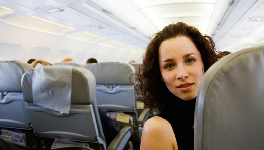 UFIN ELLER FREKK: Å reise med fly er for mange en ukomfortabel opplevelse. Situasjonen blir desto verre om medpassasjeren er ufin eller frekk. Foto: Thinkstock