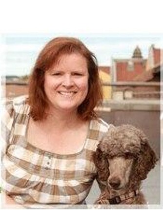 GOD HJELP: Kari Dyrdal, styreleder i NODAT, bruker hunden sin til å besøke blant annet demente.