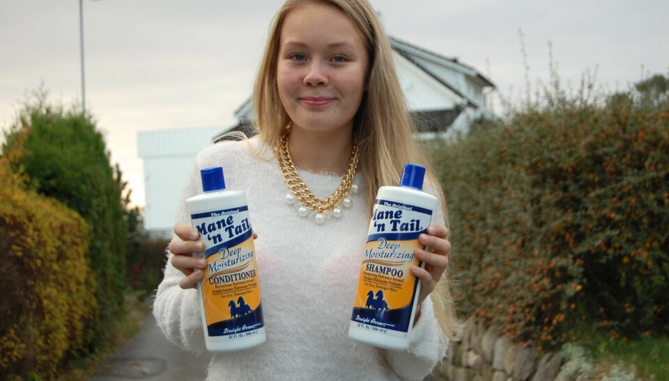 TIL TO- OG FIRBENTE: Marlene Seljeskog Østebø med hårproduktene hun bruker. FOTO: Privat.