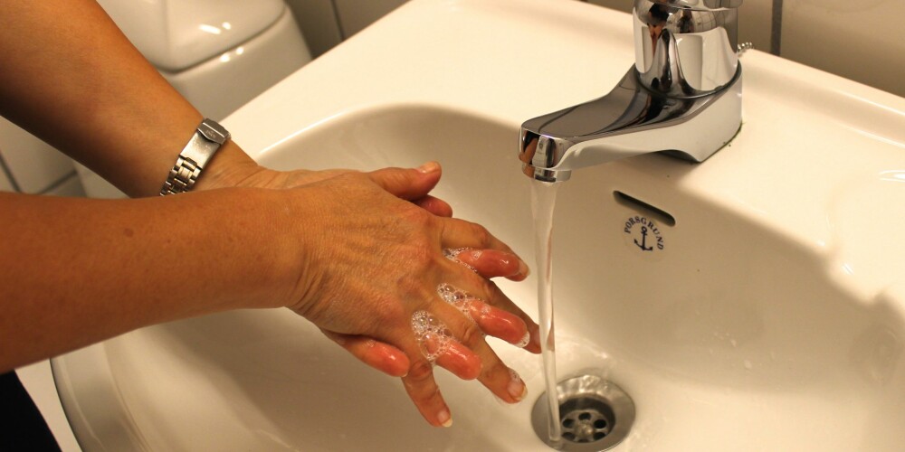 VIKTIGST: Skal en tro ekspertene, er en grundig håndvask langt viktigere enn å dekke til dosetet. Foto: Hanna Sundquist
