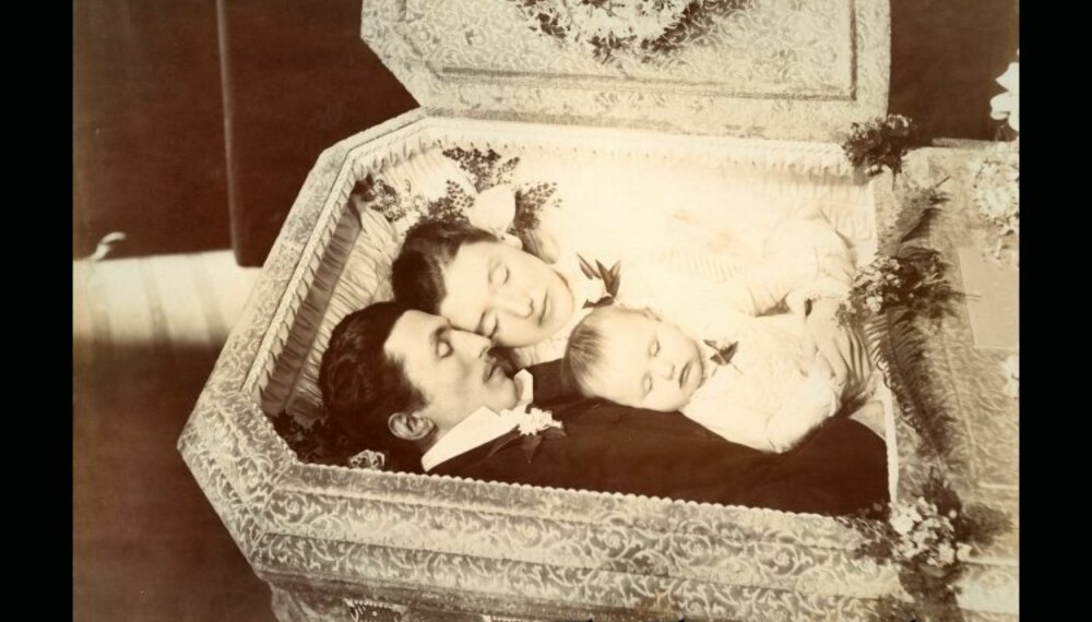 SAMMEN I DØDEN: Et post mortem-bilde av en ung familie. FOTO: The Thanatos Archive/Jack Mord/www.Thanatos.net