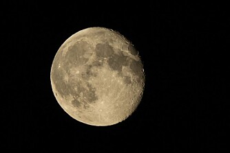 EGENTLIG HVIT: At den ser gul ut skyldes lysets vandring gjennom atmosfæren. FOTO: Vetto/Flickr.com EGENTLIG HVIT: At den ser gul ut skyldes lysets vandring gjennom atmosfæren. FOTO: Vetto/Flickr.com