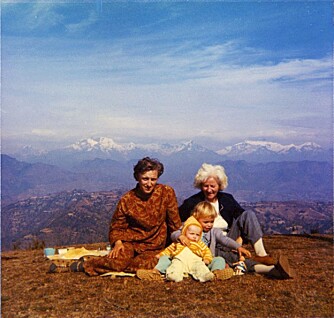 MINNER: Bestemor på besøk i Nepal i 1972. Eldrid, lillesøster og moren.